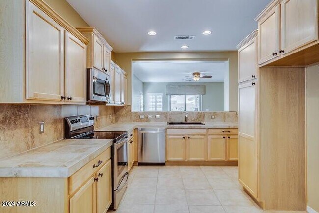 Foto del edificio - 18520 W Sanna St