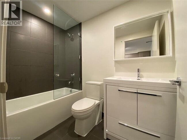 Building Photo - 212 King William St