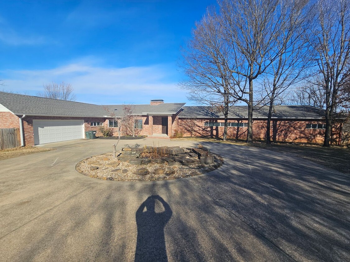 Primary Photo - Beautiful home on Mt. Sequoyah with pool a...