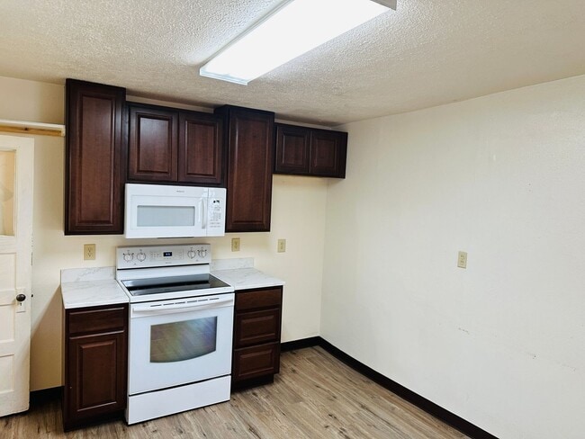 Building Photo - One Bedroom, One Bath, Freshly Painted wit...