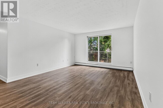 Photo du bâtiment - 735 Wonderland Rd S