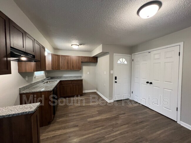 Building Photo - 2293 Sharon Ln