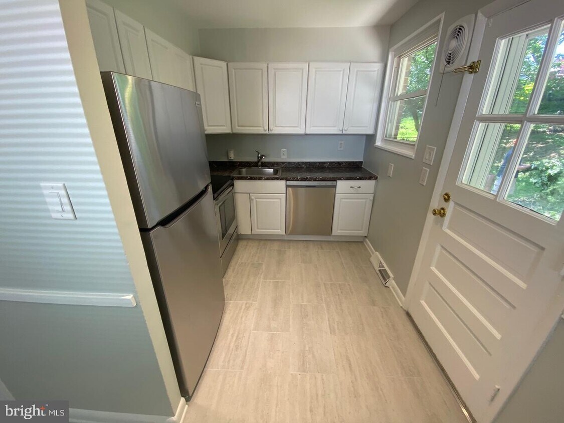 Foto principal - 12704 Bushey Dr