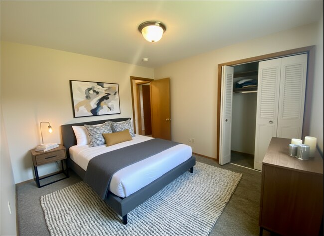 Foto del edificio - 2 Bedroom/1.5 Bathroom Apartment- First Floor