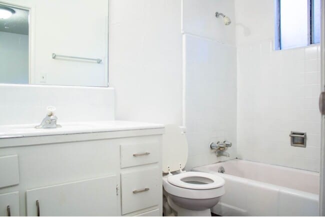 Building Photo - 423 W 21st St