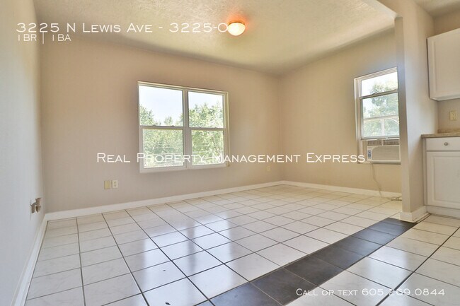 Building Photo - Great Upper level 1 Bedroom Apartment