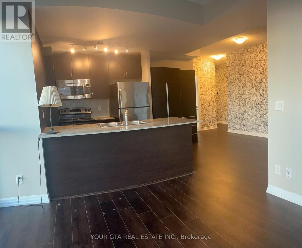 Photo principale - 223-2223 Webb Dr