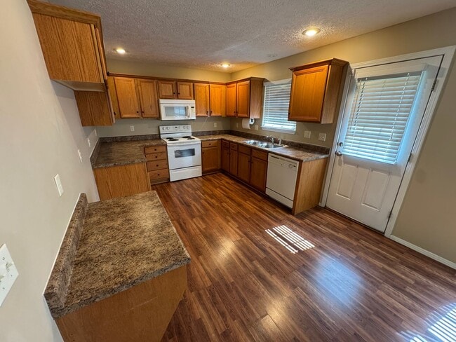 Building Photo - Beautiful 3 bedroom 2 Bathroom Home locate...