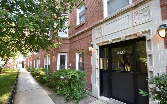 4424-4432 N Wolcott Ave - 4424-4432 N Wolcott Ave Apartment