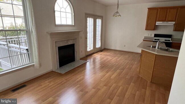 Building Photo - 822 W Boxborough Dr
