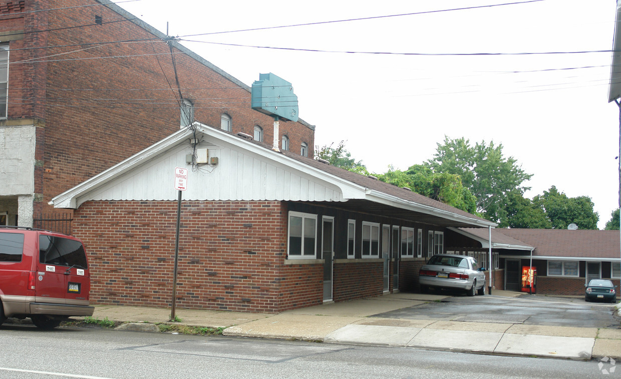Primary Photo - Midtown Apartments