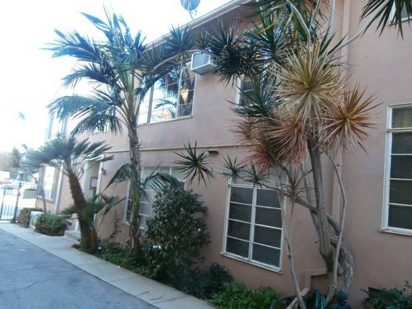 Building Photo - 1025 N San Vicente Blvd