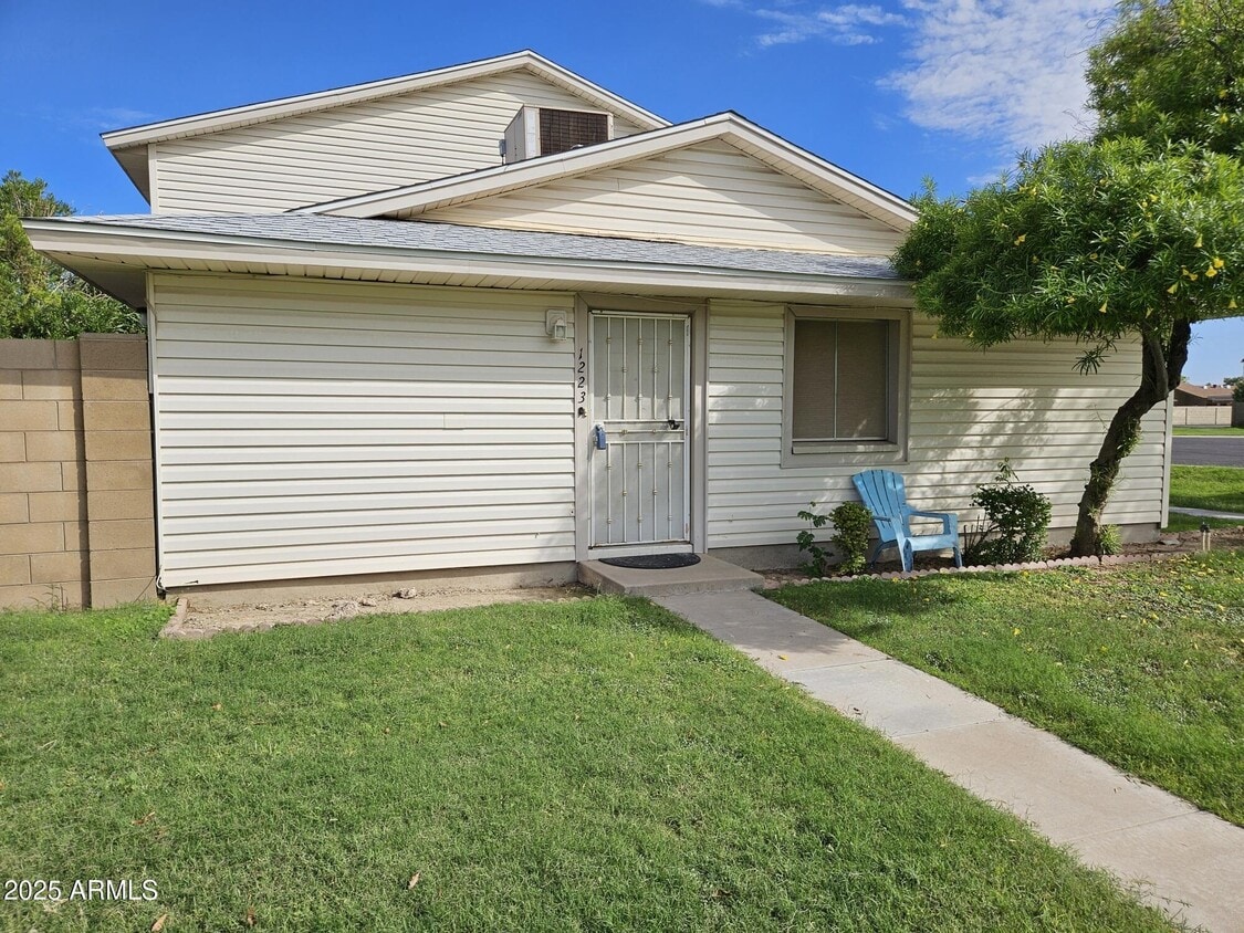 Primary Photo - 1223 E Baker Dr