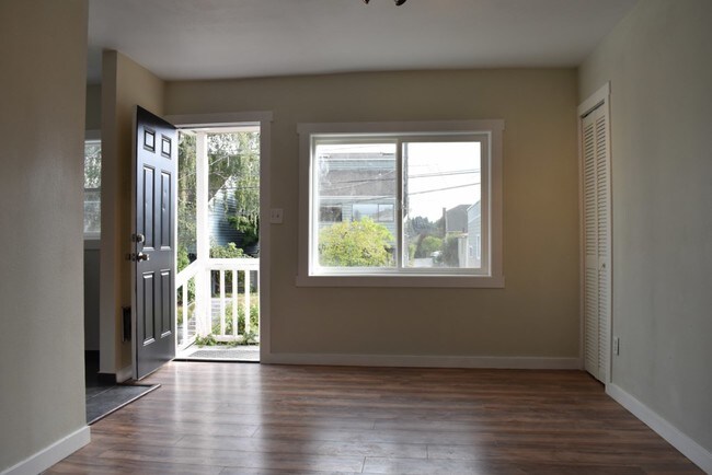 Building Photo - Studio Apt. in Greenlake