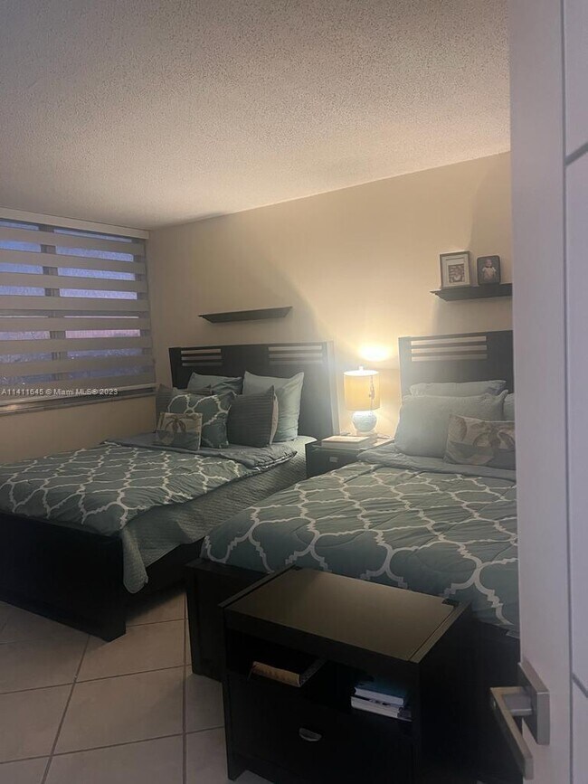Foto del edificio - 5838 Collins Ave