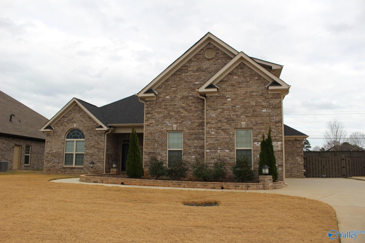 Primary Photo - 104 Talia Dr