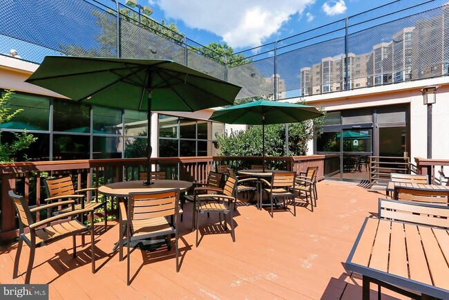 Foto del edificio - 5903 Mt Eagle Dr