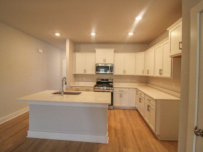 Foto del edificio - RENT SPECIAL of $1,695/MONTH for 12 MONTHS...