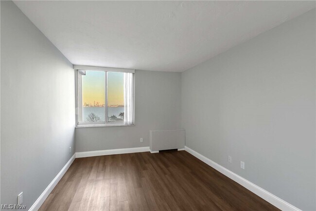 Foto del edificio - 12900 Lake Ave
