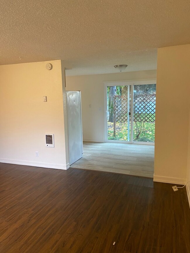 Foto del edificio - Remodeled River Road Townhome