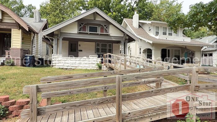 Foto principal - Spacious 4-Bedroom Home with Backyard & Ba...