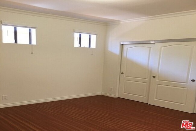 Building Photo - 828 N Hudson Ave
