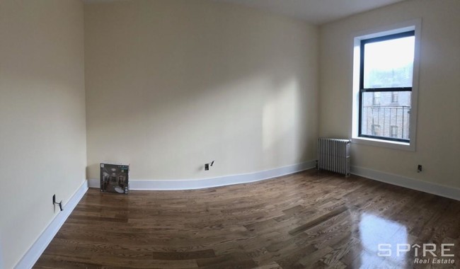 Building Photo - Massive Renovated 1 Bedroom Apartment