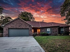 Building Photo - 221 Mockingbird Rd
