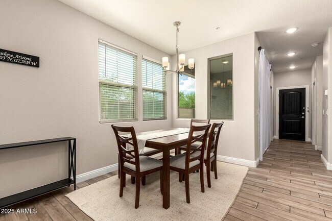 Foto del edificio - 2470 N Heritage St