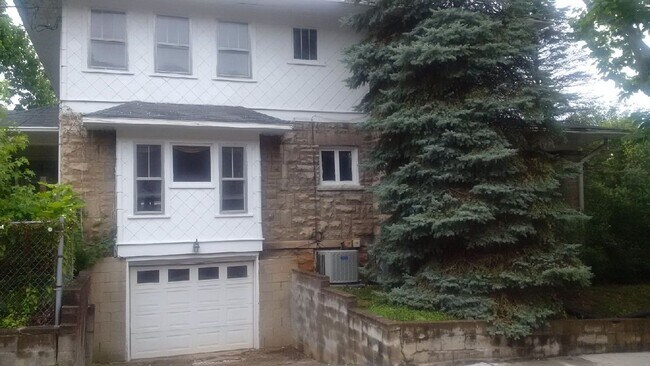 Foto del edificio - 5 BD/2BA Home next to Kirkwood with fenced backyard!