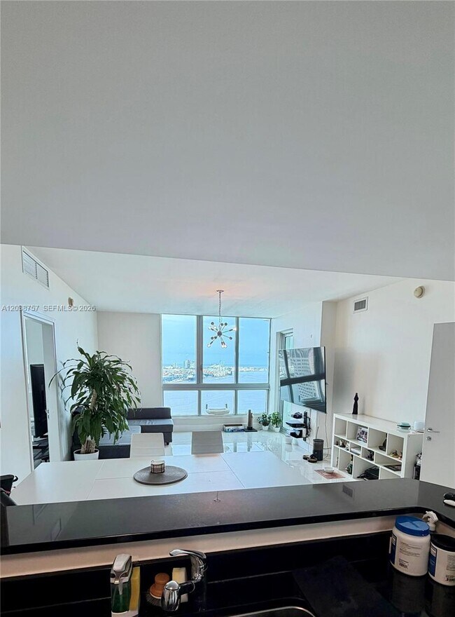 Foto del edificio - 300 S Biscayne Blvd