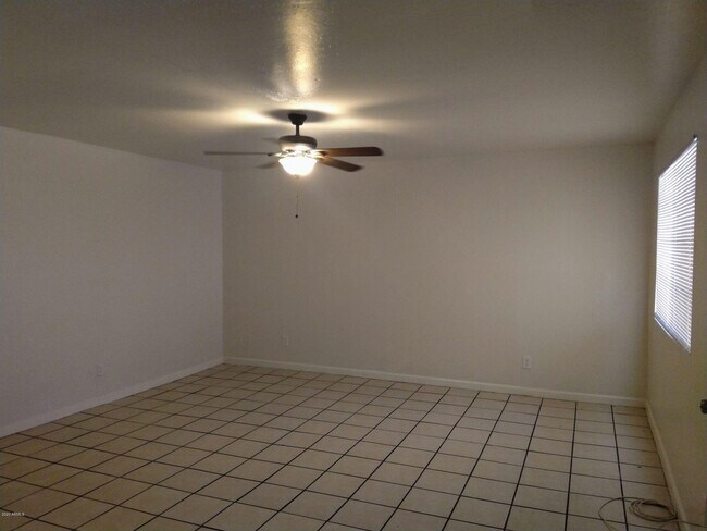 Foto del edificio - 2133 W Adams St