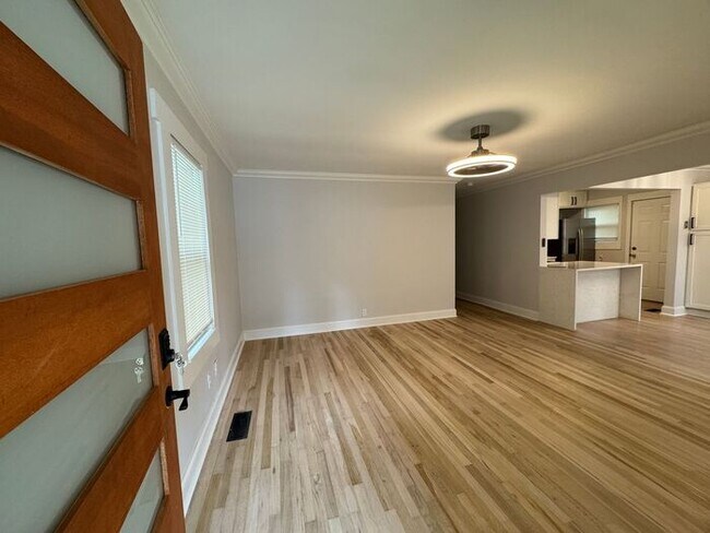 Foto del edificio - Adorable home minutes from everything