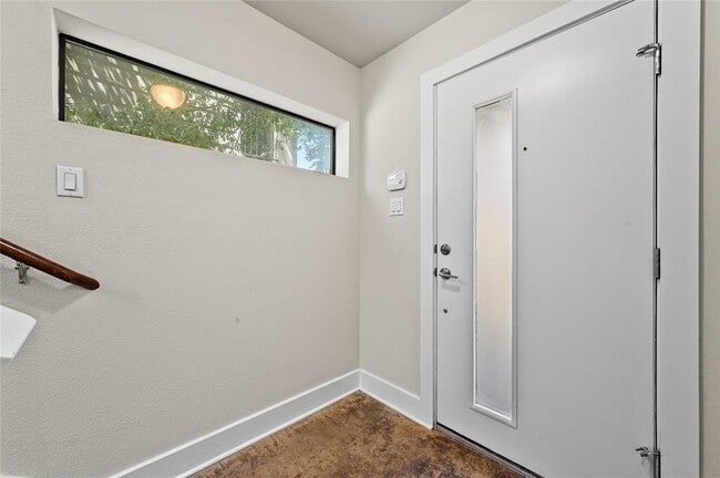 Building Photo - 1504 Lorraine Loop