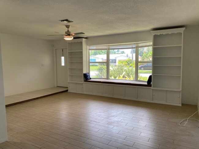 Living Room. - 4117 Van Buren St