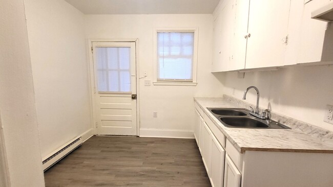 Building Photo - Two Bedroom Apt For Rent in Sumter SC. Fre...