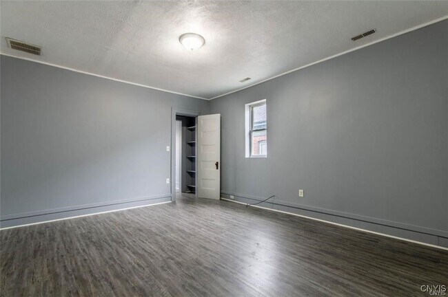 Foto del edificio - 156 Sterling St