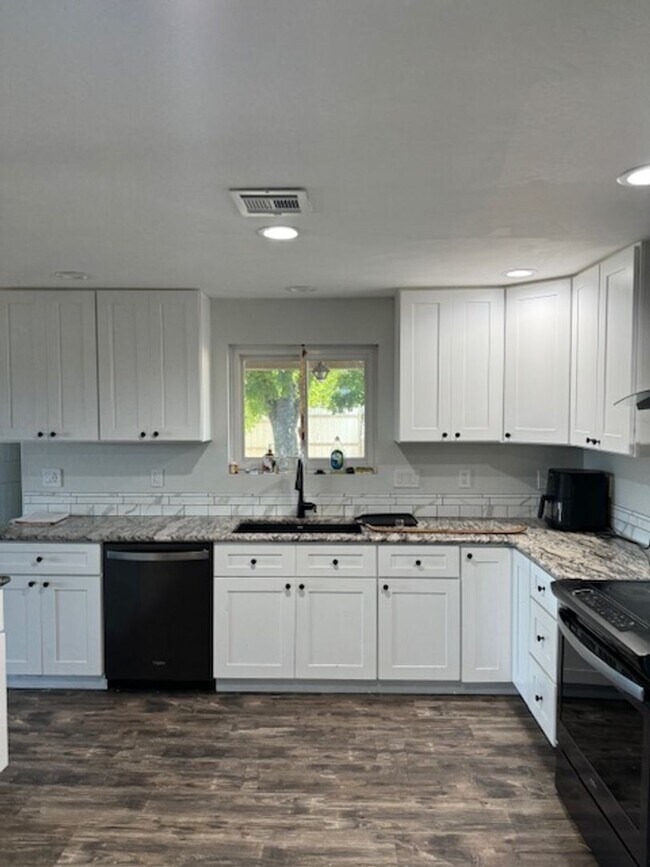 Building Photo - SPACIOUS AND PRIVATE LARGE HOME WITH SWIMM...