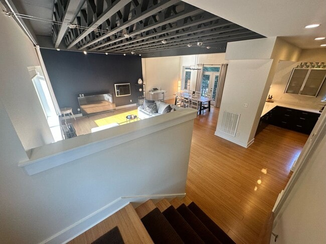 Building Photo - 104 Vertical Lofts Dr