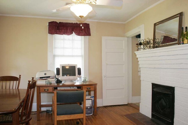 Tercer dormitorio con chimenea - 2219 Terrace Way