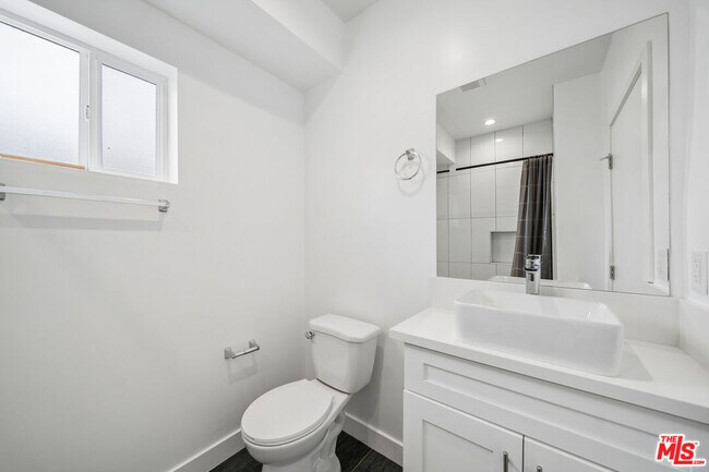 Foto del edificio - 6334 1/2-6332 Beck Ave