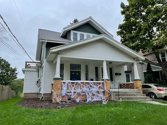 Fulton Heights 2 Bedroom Updated Duplex House for Rent in Grand Rapids, MI