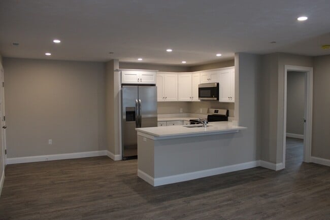 Building Photo - 192 Central St