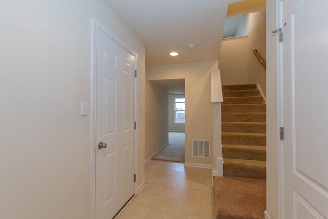 Building Photo - 3 Bed, 2.5 Bath, Townhouse in Hedgesville, WV