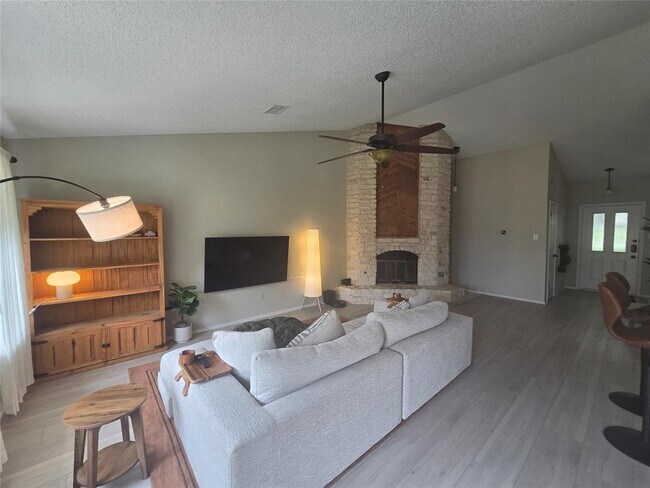 Foto del edificio - 1604 Kimmerling Ln