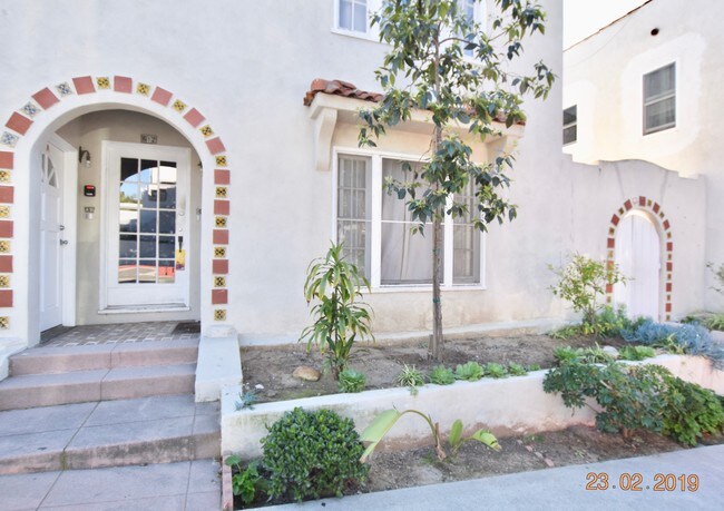 Apt Arched Entries - 612 Ashland Ave
