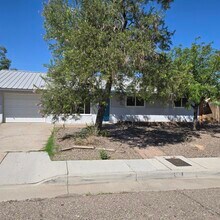 Building Photo - 3401 Sierra Dr NE