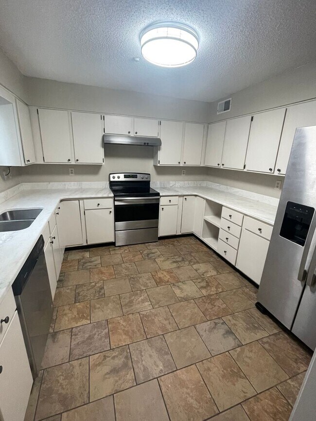 Foto del edificio - 3BD/2BA Townhouse Located in the Heart of East Memphis