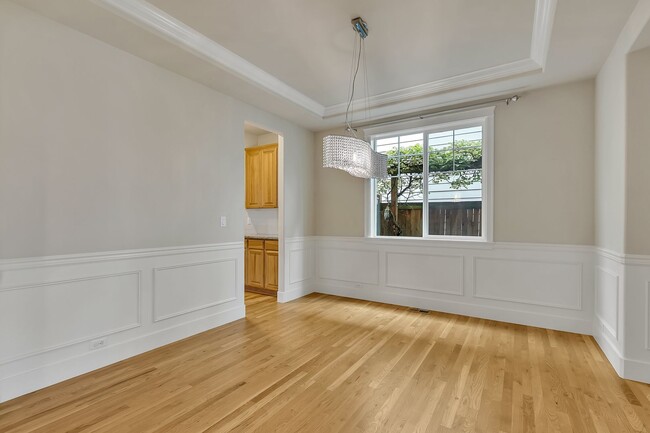 Building Photo - Must see in beautiful Redmond neighborhood