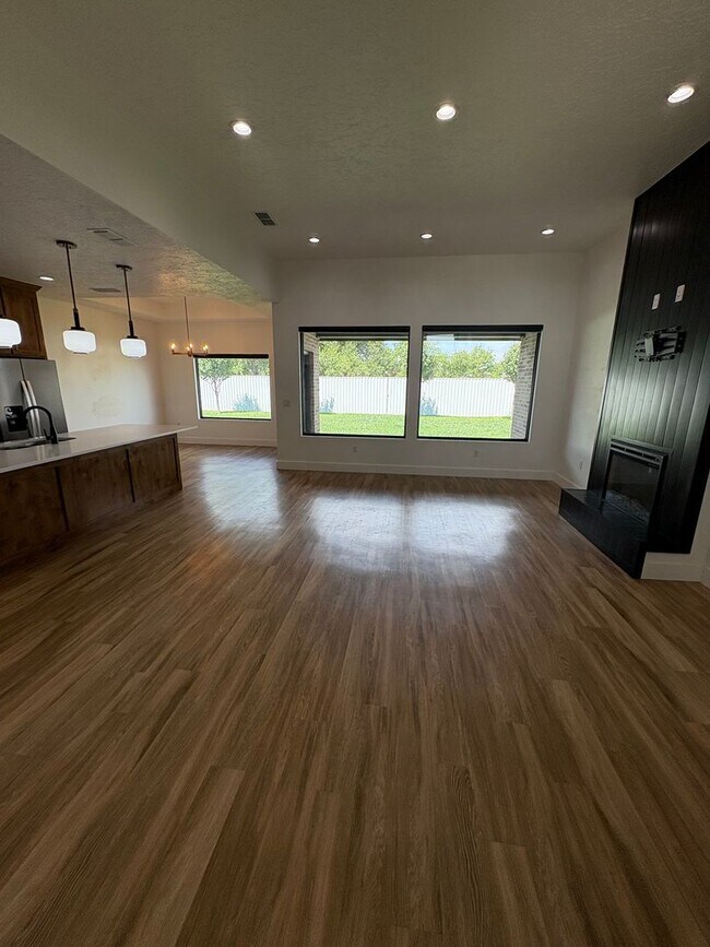Building Photo - 3 Bedroom 2 Bath Home Near Clovis Christia...